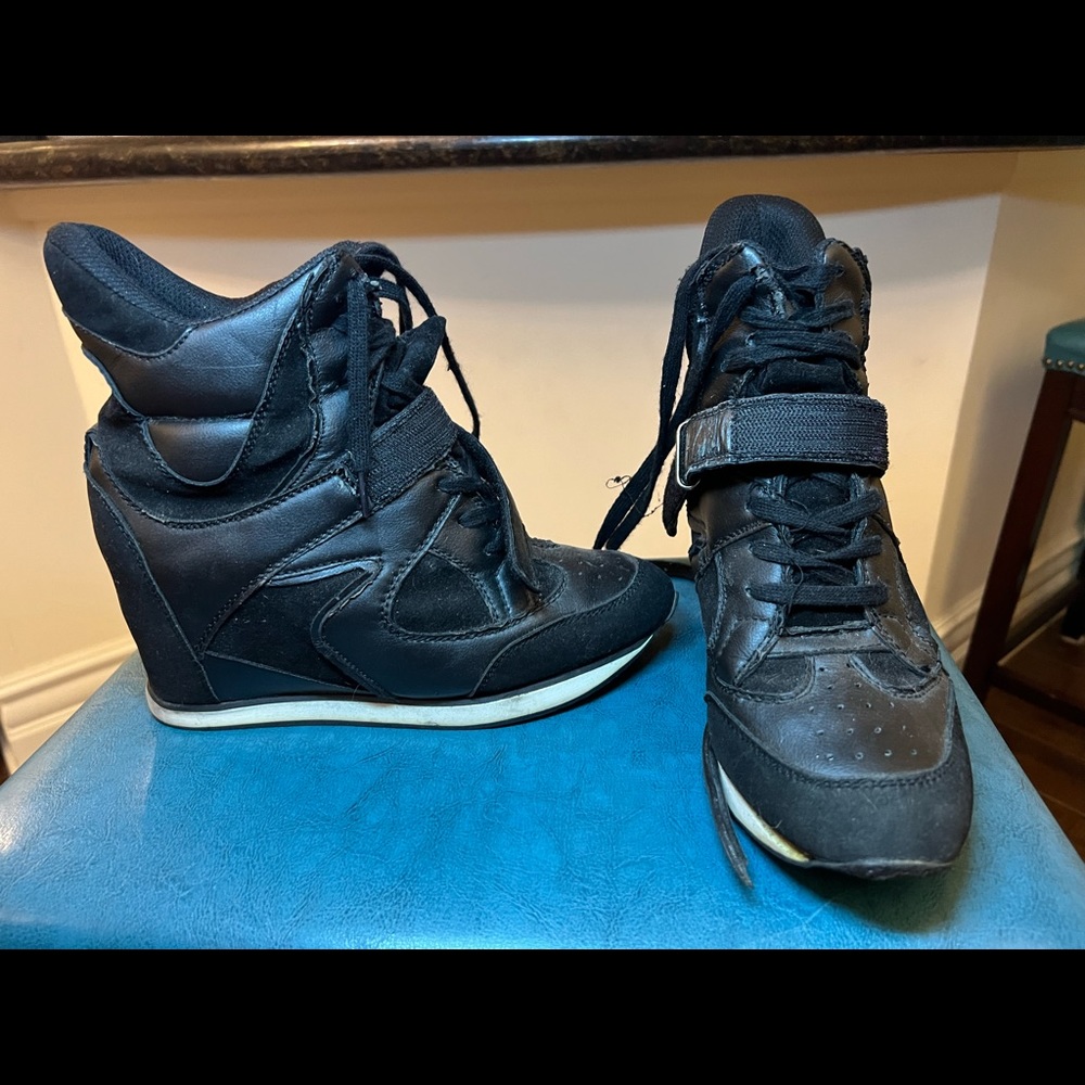 Black wedge sneakers